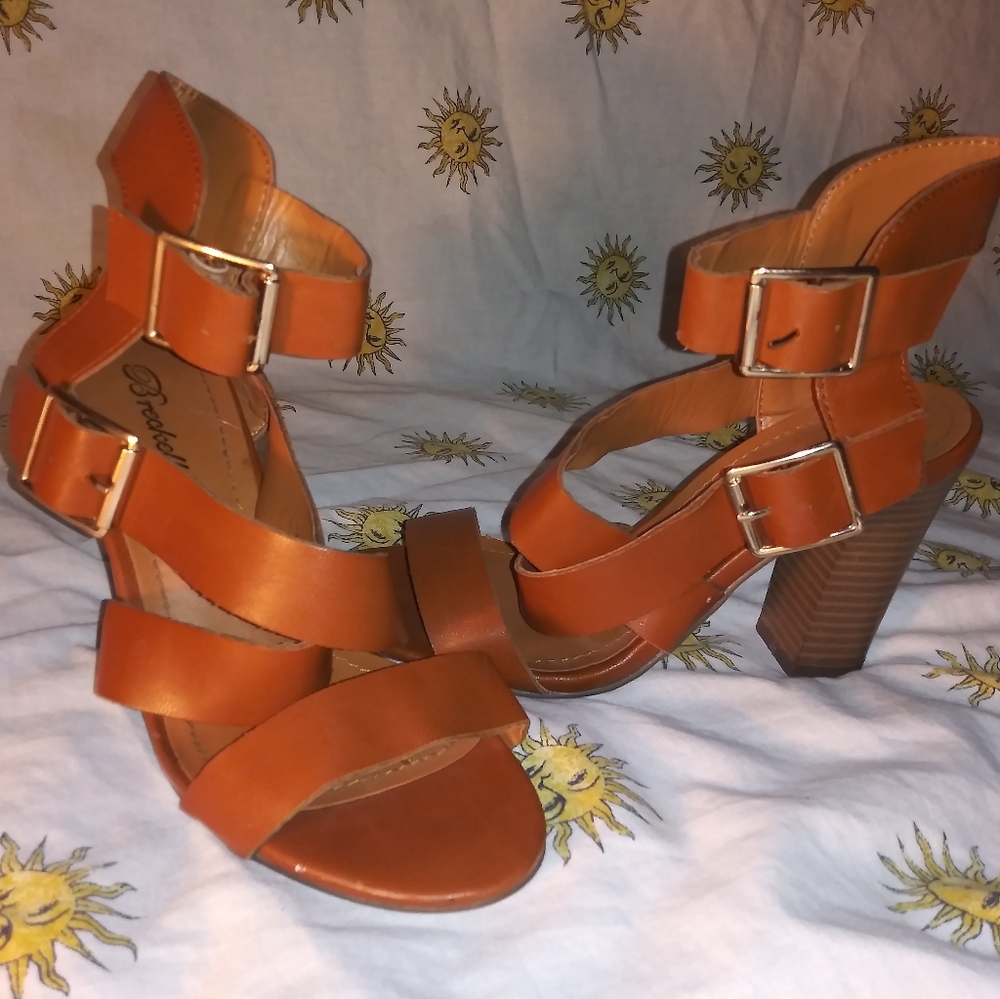 Strappy chuncky breckelles heels
